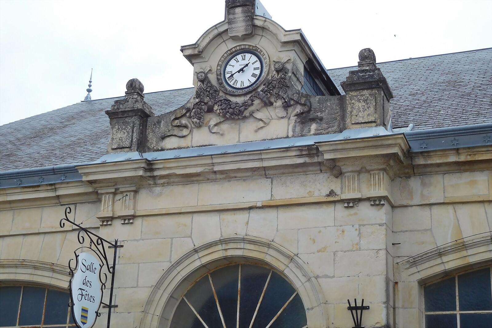 Fronton d’une salle des fêtes communale, horloge et pierre de taille