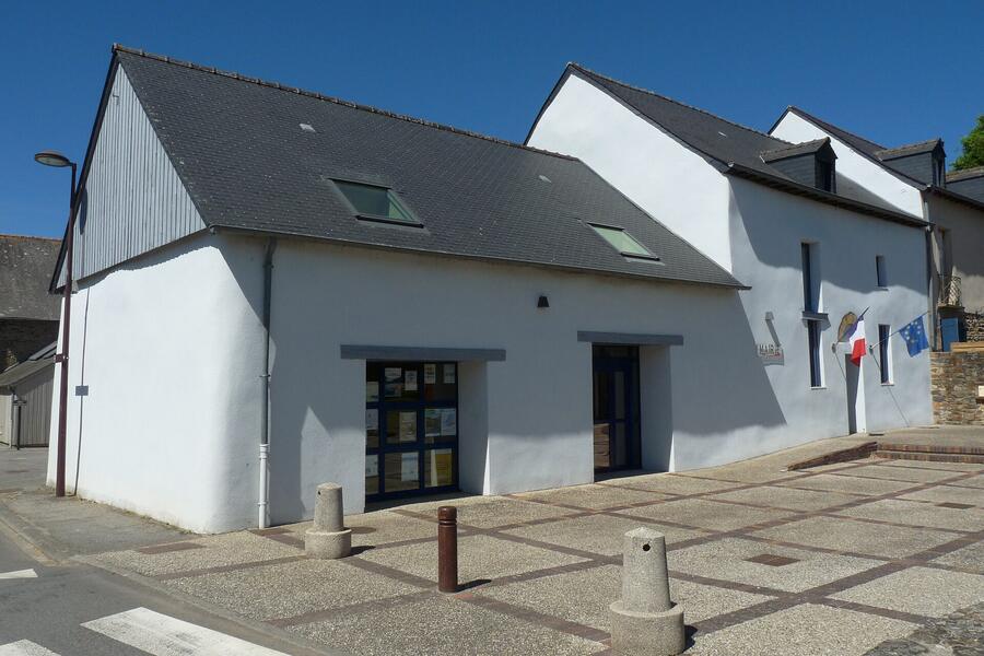 Façade d’une mairie de village, drapeaux français et européen