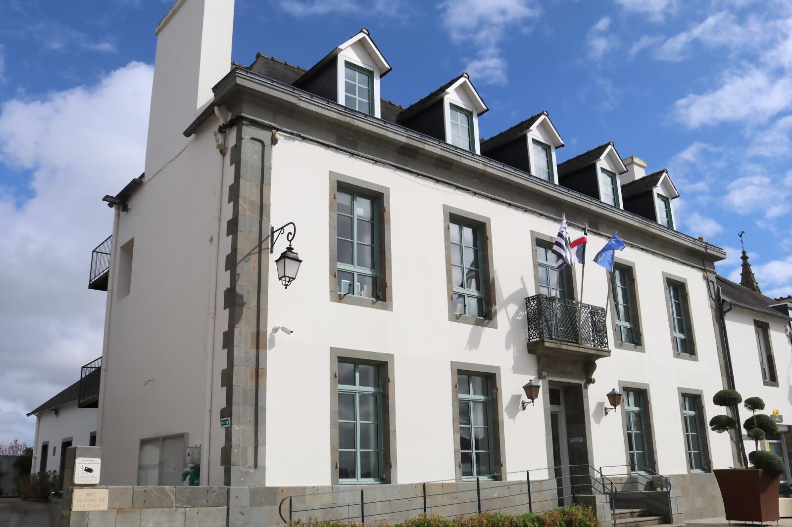 Façade d’un hôtel de ville de bourg, ardoise et granit