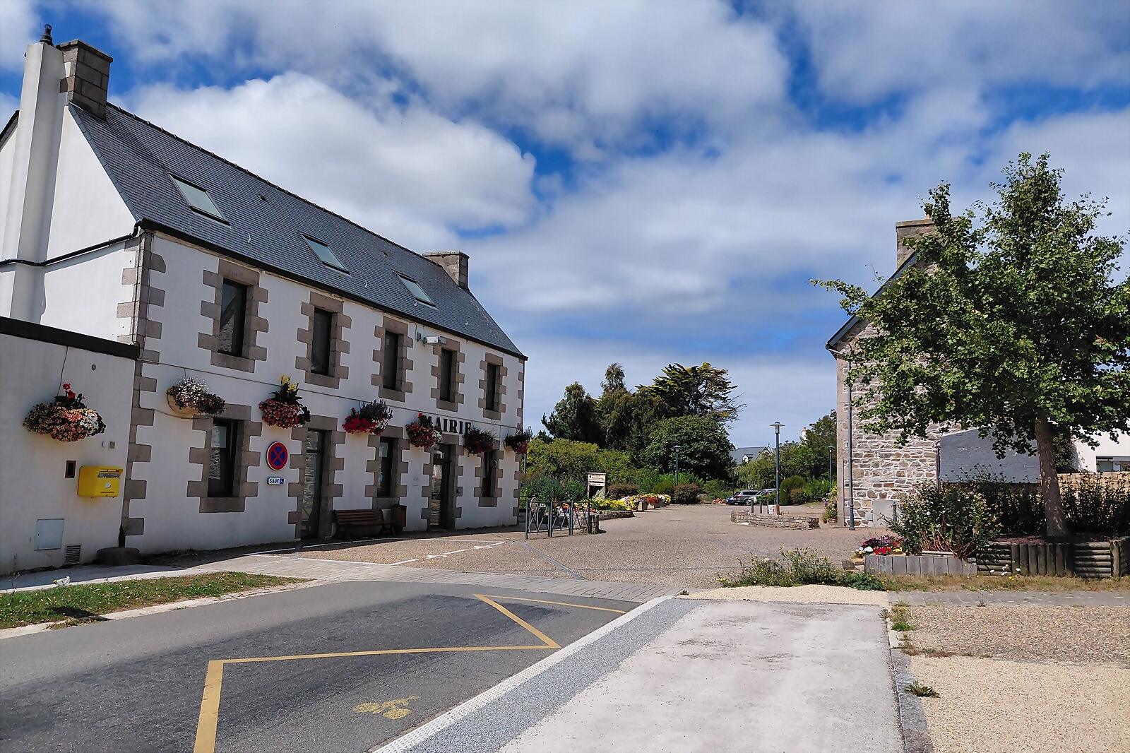 Une mairie de bourg, façade fleurie au bord de la route