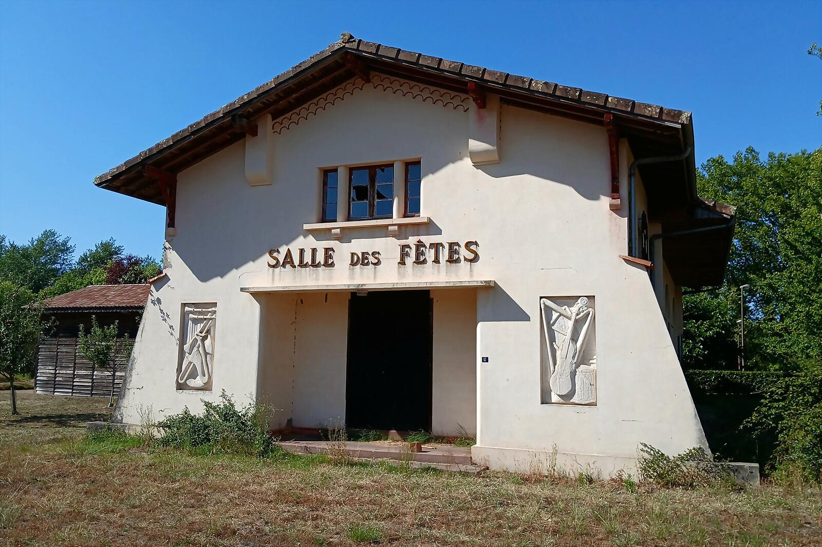 Une petite salle des fêtes communale sous les arbres