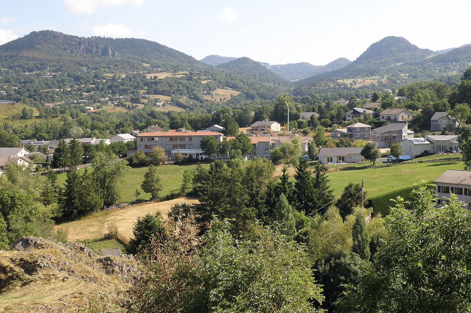 Un bourg installé à flanc de coteau, ses toits groupés autour du clocher