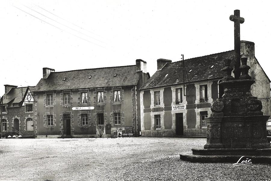 Place de la mairie d’un bourg breton, maisons de granit et croix de pierre